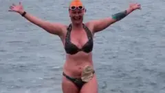 Gil Kasl u bikiniju