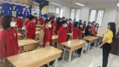 Cô trò lớp 5D trường tiểu học Tràng An ngày đầu gặp gỡ sau 8 tháng học trực tuyến