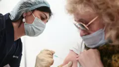 Медсестра и пациент во время вакцинации от коронавирусной инфекции