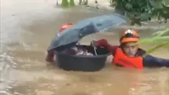 Jaririya ƴar wata ɗaya na cikin mutanen da aka ceto daga mummunar ambaliya a Philippines bayan guguwa da ruwan sama da aka tafka.