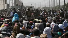Miles de afganos esperan en las inmediaciones del aeropuerto HAmid Karzai.