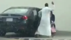 أب يعنف طفلة