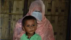 শিশু কোলে নারী