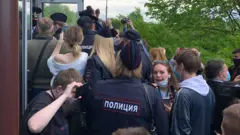 Полиция у входа в гостиницу
