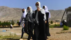وزارت معارف گفته که دختران بالای سن ۱۲ سال حق اجرای ترانه و سرود را ندارند
