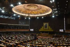 داخل مجلس سنای پاکستان در حالی‌که شمار زیادی از نمایندگان حضور دارند