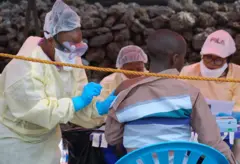 Una enfermera vacuna a una persona contra el ébola.