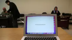 در تصویر یک لپ تاپ دیده می شود که وب سایت را به دلیل عدم دسترسی به اینترنت نمیتواند باز کند.  چند نفر در پس زمینه مشغول کار هستند. محدودیت‌های دسترسی به اینترنت که پس از شروع اعتراضات در پنجشنبه ۱۸ دی ۱۴۰۴ اعمال شد، تا تاریخ سه شنبه ۷ بهمن ۱۴۰۴ در تهران، ایران همچنان برقرار است. سید ستار هاشمی، وزیر ارتباطات و فناوری اطلاعات ایران، اعلام کرد که قطعی اینترنت اعمال‌شده توسط دولت باعث خسارات اقتصادی میلیون‌ها دلاری در سراسر کشور شده است. اختلال مداوم در خدمات اینترنت زندگی روزمره در ایران را تحت تأثیر قرار داده و بر کسب‌وکارها، ارتباطات و دسترسی به اطلاعات تأثیر منفی گذاشته است.