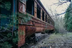 Vagones de un tren abandonado en la zona de exclusión de Chernóbil