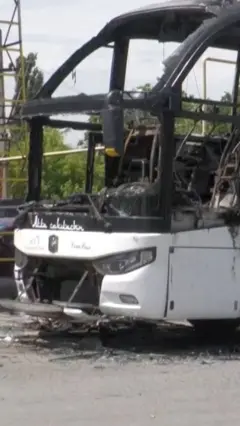 Сгоревший автобус на обочине