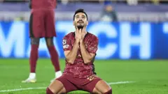 İlkay Gündoğan maçın ilk yarısında kaçırdığı golden sonra üzülüyor. Dizlerinin üzerine çökmüş