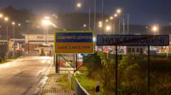 прикордонний пункт із написом "Щасливої дороги" і перекресленою табличкою "Нижанковичі"