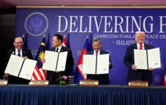 Malaysia's Prime Minister Anwar Ibrahim, Thailand's Prime Minister Anutin Charnvirakul, Cambodia's Prime Minister Hun Manet and U.S. President Donald Trump hold up documents during the signing of a ceasefire deal between Cambodia and Thailand on the sidelines of the 47th Association of Southeast Asian Nations (ASEAN) summit in Kuala Lumpur, Malaysia, October 26, 2025. REUTERS/Evelyn Hockstein