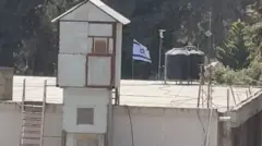 رفع الجيش الإسرائيلي العلم الإسرائيلي على سطح معهد قلنديا بعد أن سيطرت قوات الجيش والشرطة الإسرائيلية يوم الثلاثاء على معهد قلنديا للتعليم المهني المجاني للاجئين الفلسطينيين في مخيم قلنديا شمال مدينة القدس 
