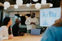 Personnes travaillant dans un bureau
