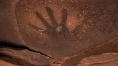آثار كف يد إنسان