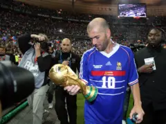 Zinedine Zidane con la copa del mundo en la mano