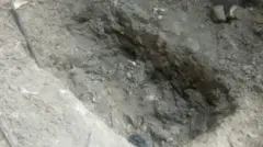 Ebe a sị di na nwunye a liri nwa ha n'azụ ụlọ ha.