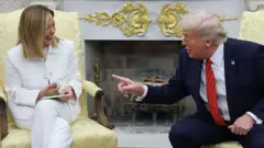 صورة للرئيس الأمريكي دونالد ترامب إلى جانب رئيسة الوزراء الإيطالية جورجيا ميلوني.