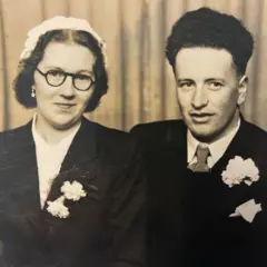 Casal no dia do seu casamento em 1955
