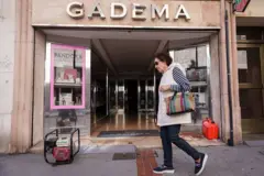 Mulher caminha na rua