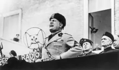 Mussolini discursando em um comício nas cercanias de Roma em 1934