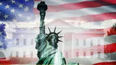 न्यूयोर्कस्थित स्ट्याचू अफ लिबर्टी, पृष्ठभूमिमा ह्वाइट हाउस र अमेरिकाको झण्डा