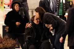 La galardonada con el Premio Nobel de la Paz, Maria Corina Machado, besa a su madre Corina Parisca de Machado, después de que su hija Ana Corina Sosa Machado aceptara el premio en su nombre, en Oslo, Noruega, el 11 de diciembre de 2025. REUTERS/Leonhard Foeger