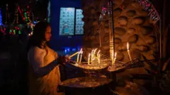 ঢাকার তেজগাঁও রোজারি গির্জায় প্রার্থনায় অংশ নিয়েছেন খ্রিস্টান ধর্মাবলম্বীরা 