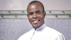 Fada Ejike Mbaka bụkwa onye na-ede akwụkwọ ụka na akwụkwọ ekpere dị icheiche nke o si na ya enweta ego.