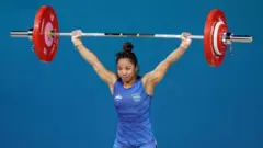 टोकियो ऑलिंपिकमध्ये मीराबाई चानूने सिल्व्हर मेडल जिंकलं होतं. (फाइल फोटो)