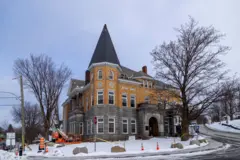Biblioteca Livre Haskell, na fronteira entre os Estados Unidos e o Canadá, com calçada coberta de neve