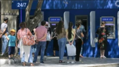 Azərbaycanda bankomat qarşısında növbə gözləyənlər