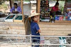 ထိုင်း-မြန်မာနယ်စပ်က သံစူးကြိုးတပ်ထားတဲ့နယ်စပ်စည်းရိုးမှာတော့ မြန်မာစျေးဆိုင်အချို့ ရှိနေပါတယ် 