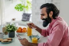 हम में से कई लोग खाना खाते हुए स्क्रीन का इस्तेमाल करते रहते हैं. लेकिन इस आदत से कितना और क्या- क्या नुकसान हो सकता है? जानने के लिए देखिए ये वीडियो.