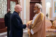 استقبال سلطان عُمان هيثم بن طارق رئيس البرلمان الإيراني محمد باقر قاليباف خلال زيارة الأخير إلى مسقط في 23 يونيو/حزيران 2026