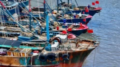 Суда с китайскими флагами на носу