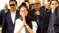 সুপ্রিম কোর্টে প্রবেশ করছেন মমতা ব্যানার্জী