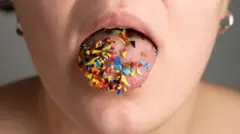 Жіночий язик з кольоровими часточками пластику