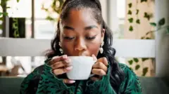 Mwanamke akinywa kahawa