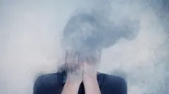 imagem de pessoa com as mãos no rosto