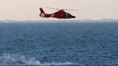 Helicóptero sobrevoando mar 