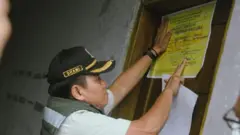 Penyegelan Gereja Kristen Protestan Simalungun (GKPS) di Purwakarta, Jawa Barat.