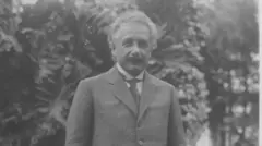 Albert Einsteininstalar o esporte betterno e gravata com vegetação ao fundo