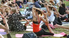 Kobiety ćwiczą jogę