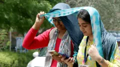 ગુજરાતમાં હાલ ગરમીની શરુઆત થઈ ગઈ છે ત્યારે નવી હવામાન સિસ્ટમ કોઈ આકાર લઈ રહી છે જેની અસરથી ગુજરાતમાં હવામાન પલટાઈ શકે? માર્ચ મહિનામાં હવામાન પલટાશે?, વરસાદ વિશે શું છે આગાહી? એ ડિજિટલ સ્ક્રીન પર નકશાની મદદથી સમજો આ વીડિયોમાં. વીડિયો : દીપક ચુડાસમા 