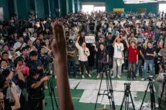 ประชาชนรวมตัวเฝ้าหีบบัตรลงคะแนน สส.ชลบุรี เขต 1 ที่สนามแบดมินตันเทศบาลเมืองชลบุรี อ.เมือง จ.ชลบุรี ตั้งแต่วันที่ 9 ก.พ. พร้อมเรียกร้องให้นับคะแนนใหม่