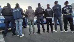 italyan ve türk polisi ile zanlılar 