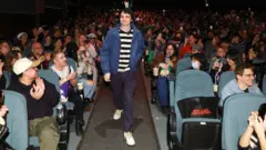 Finn Wolfhard participa da exibição para fãs de Stranger Things 5: The Finale no The Park Theatre em 31 de dezembro de 2025 em Vancouver