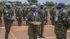 Abasirikare b'u Rwanda bo muri MINUSCA barimo guhabwa ishimwe mu 2021